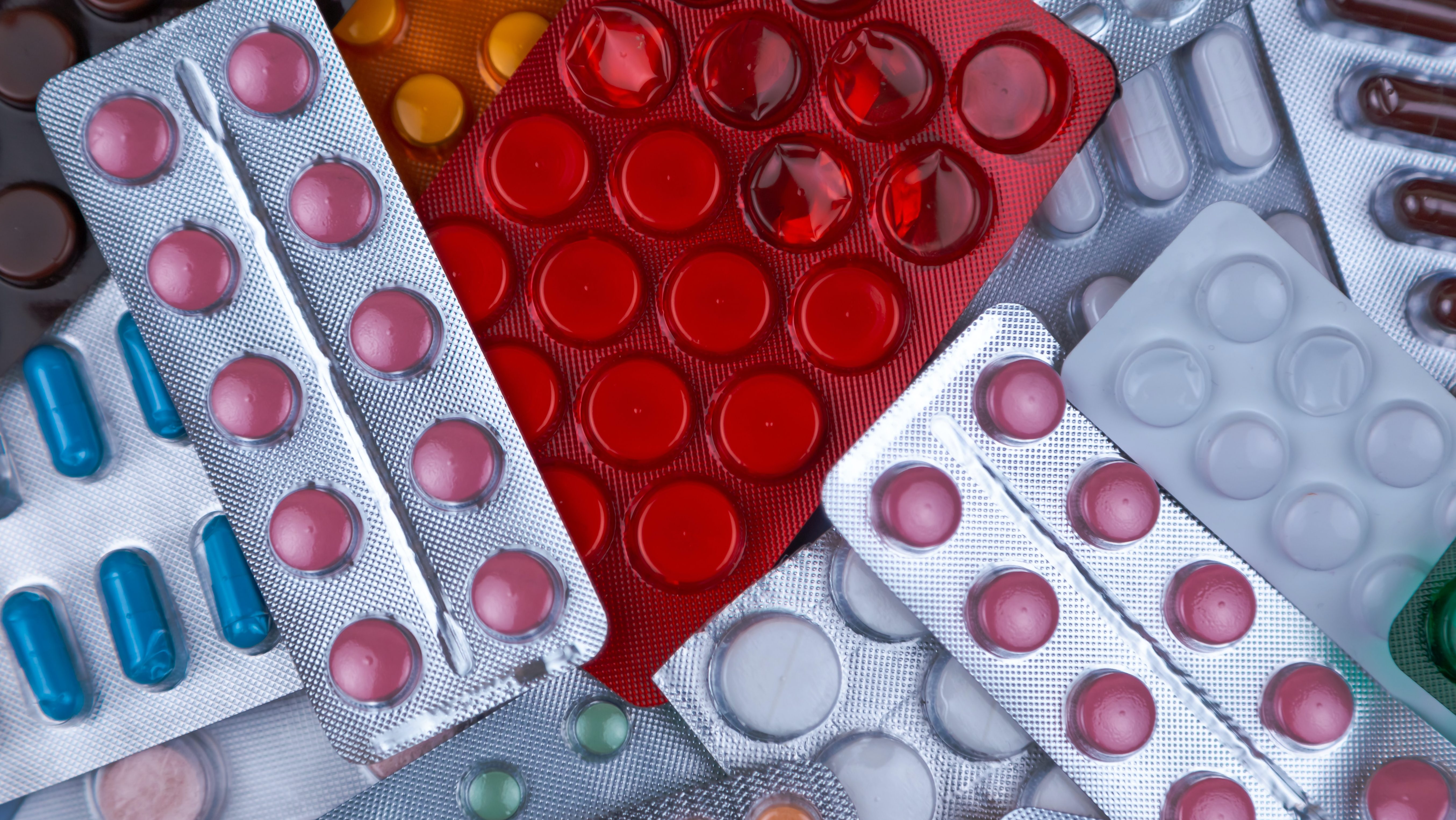 De nombreuses plaquettes de médicaments sont posées les unes sur les autres.