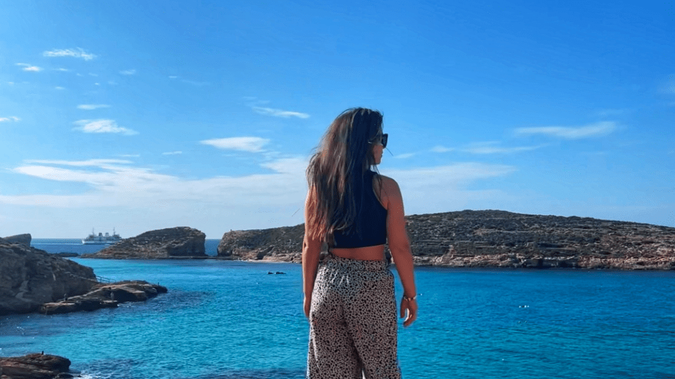 Une femme est face à la mer