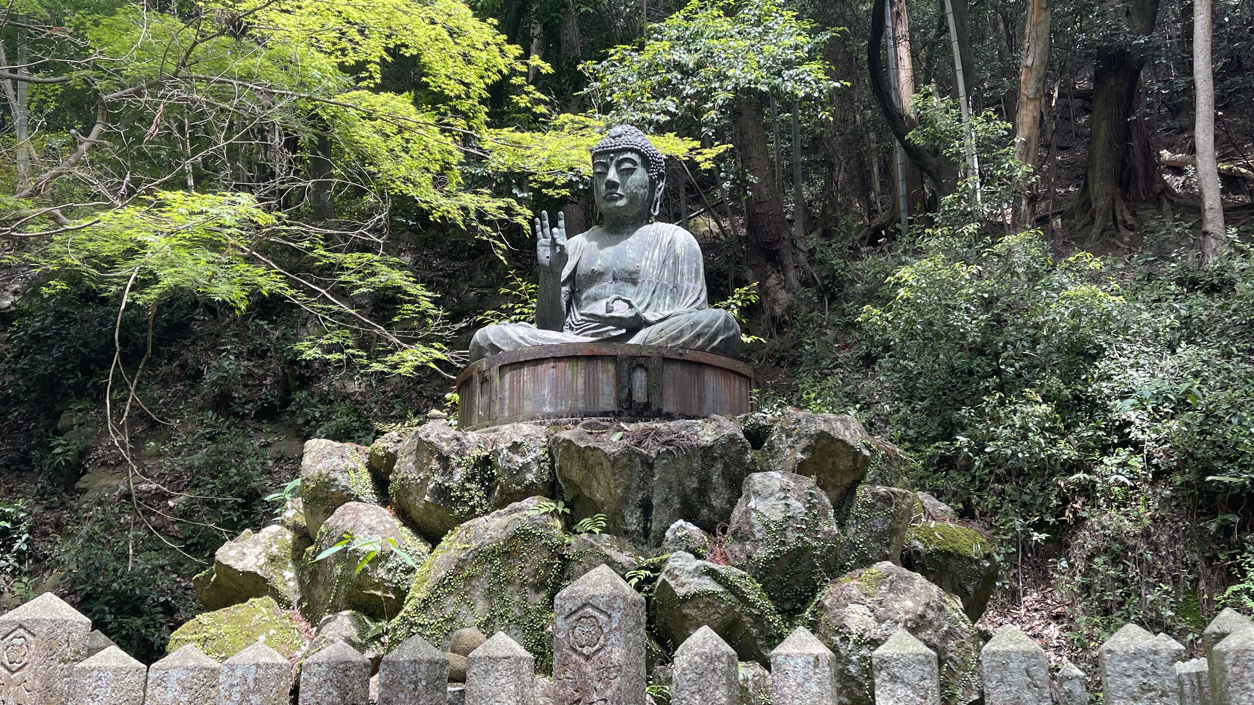 Une statue de bouddha dans la nature