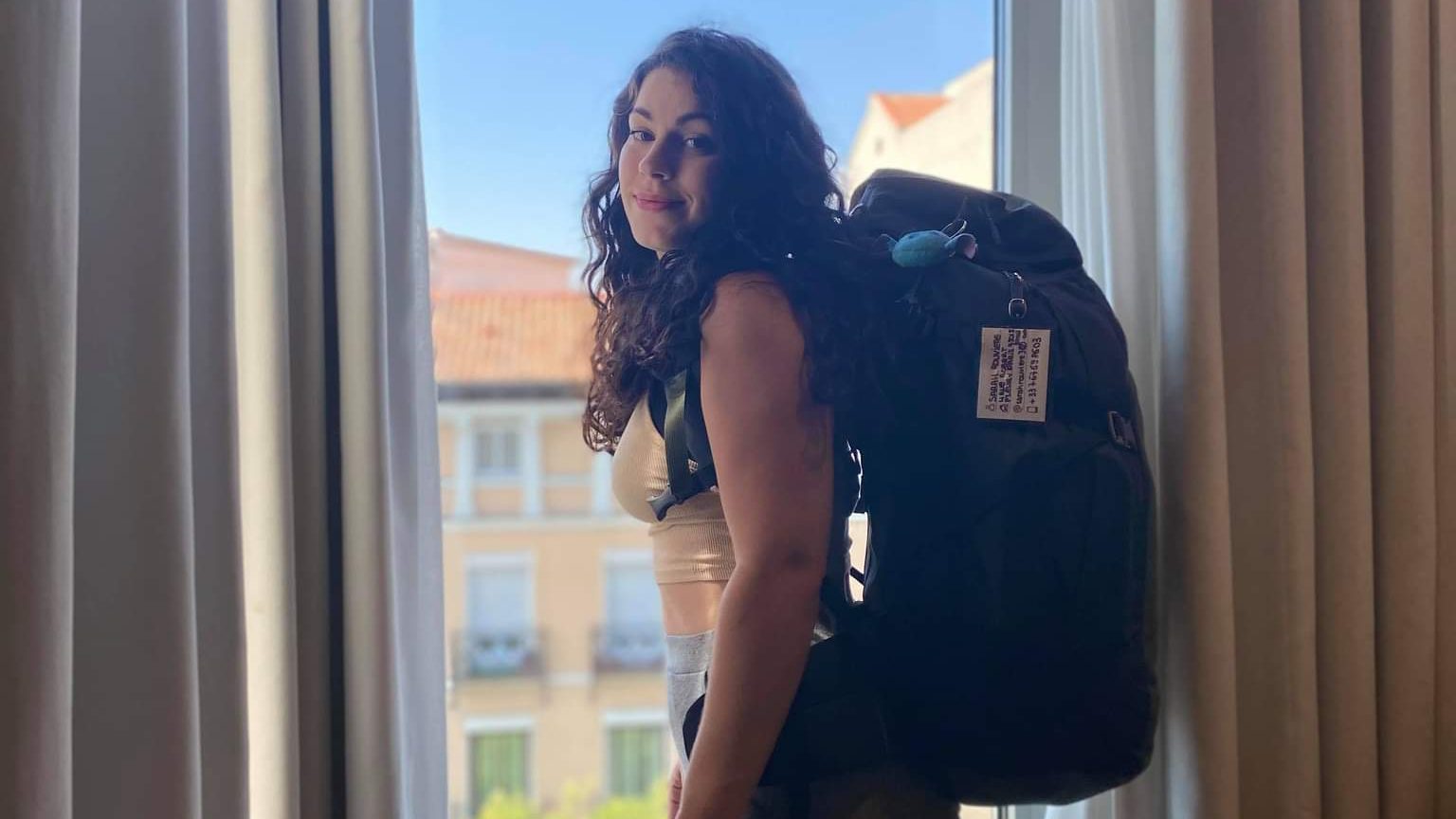 Femme avec un gros sac à dos de voyage sur le dos