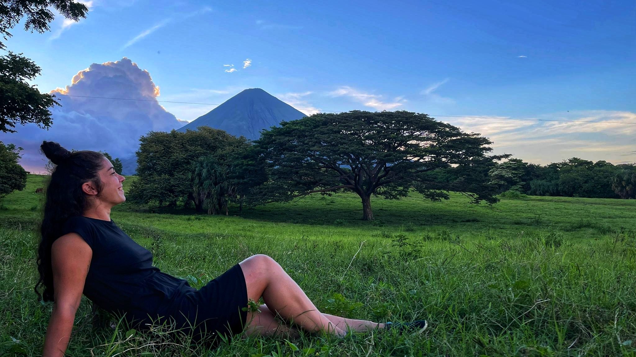 Femme allongée dans l'herbe au Nicaragua