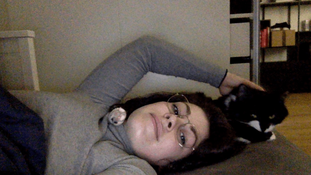 Femme allongée sur le sol avec son chat
