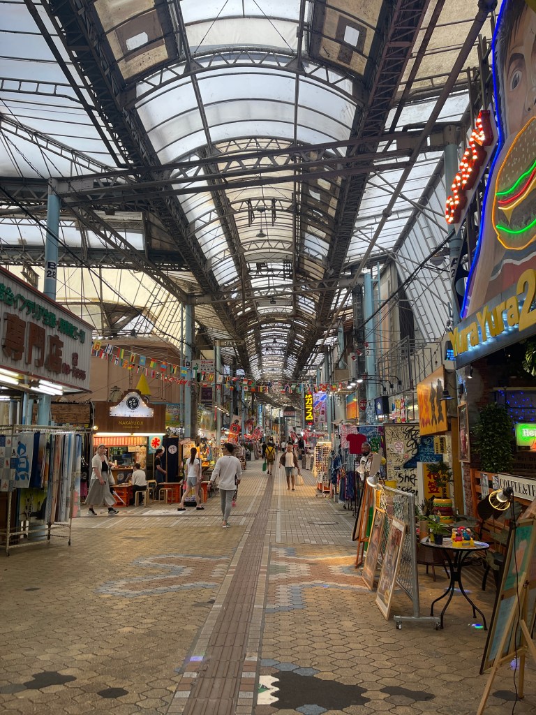 Une rue commerçante sur l'île d'Okinawa