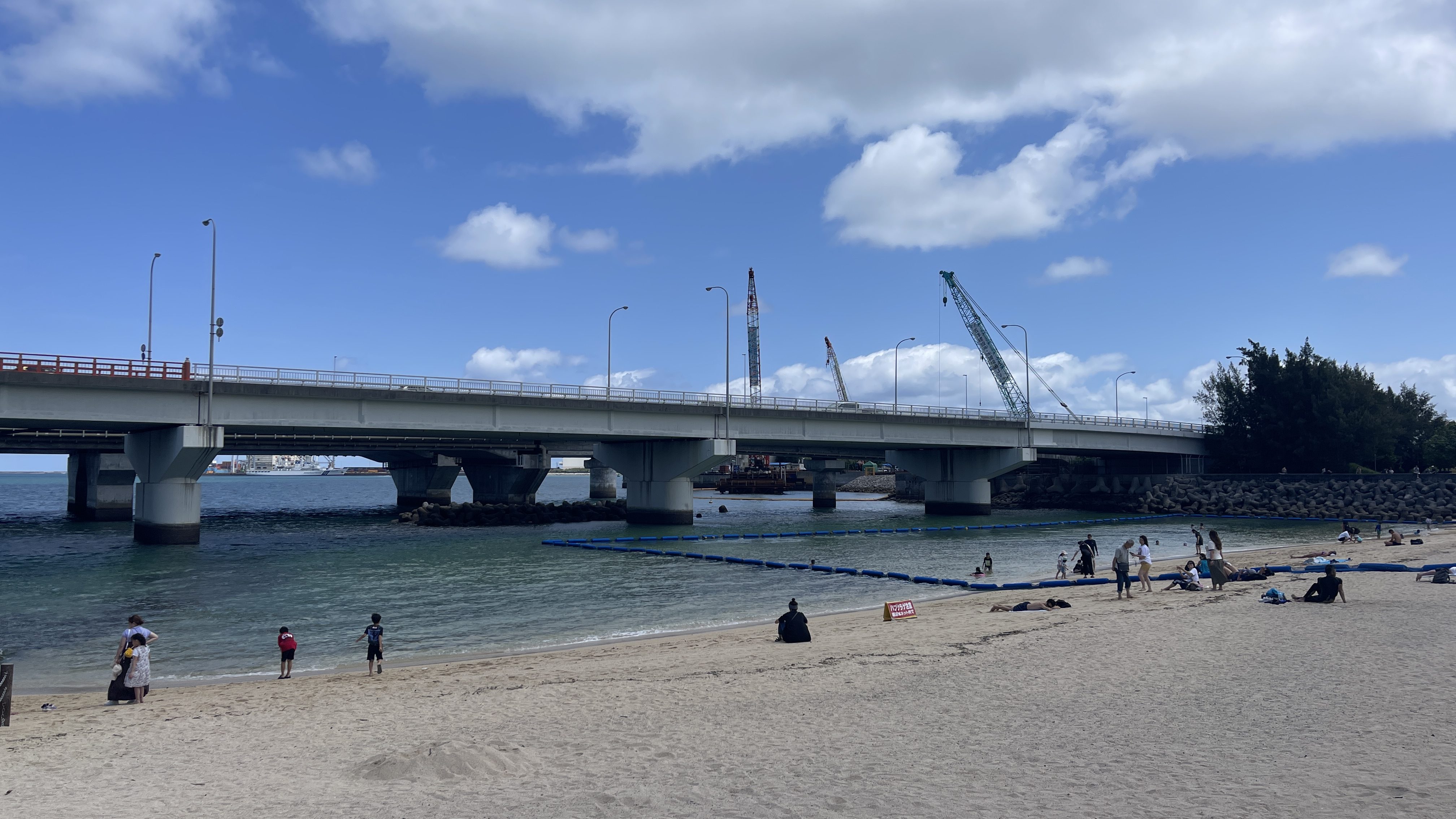 Plage à l'eau turquoise sur l'île d'Okinawa au Japon